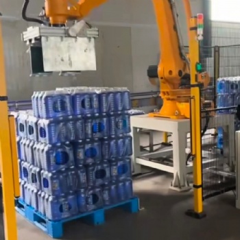 膜包礦泉水搬運智能碼垛機(jī)器人